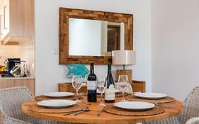 West Wood Holiday Apartment, C6 - Flic En Flac With Pool At A Quiet Location, Beautifully Decorated And Close To The Beach